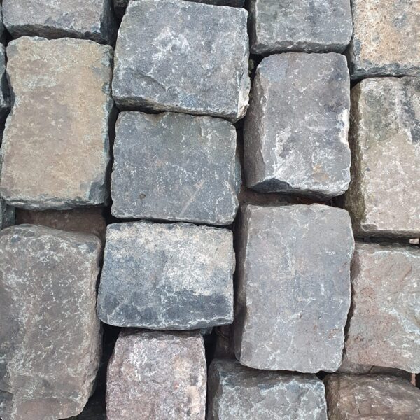 Reclaimed Random Granite Setts